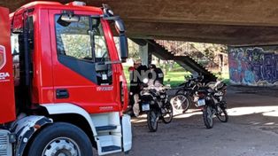 Rescate. Un hombre en situación de calle fue asistido tras caer en una alcantarilla en las inmediaciones del Puente Oroño.