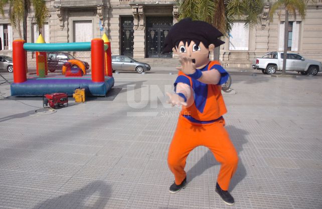Gok&uacute; les hizo kamehameha a los periodistas que fueron a cubrir la manifestaci&oacute;n.