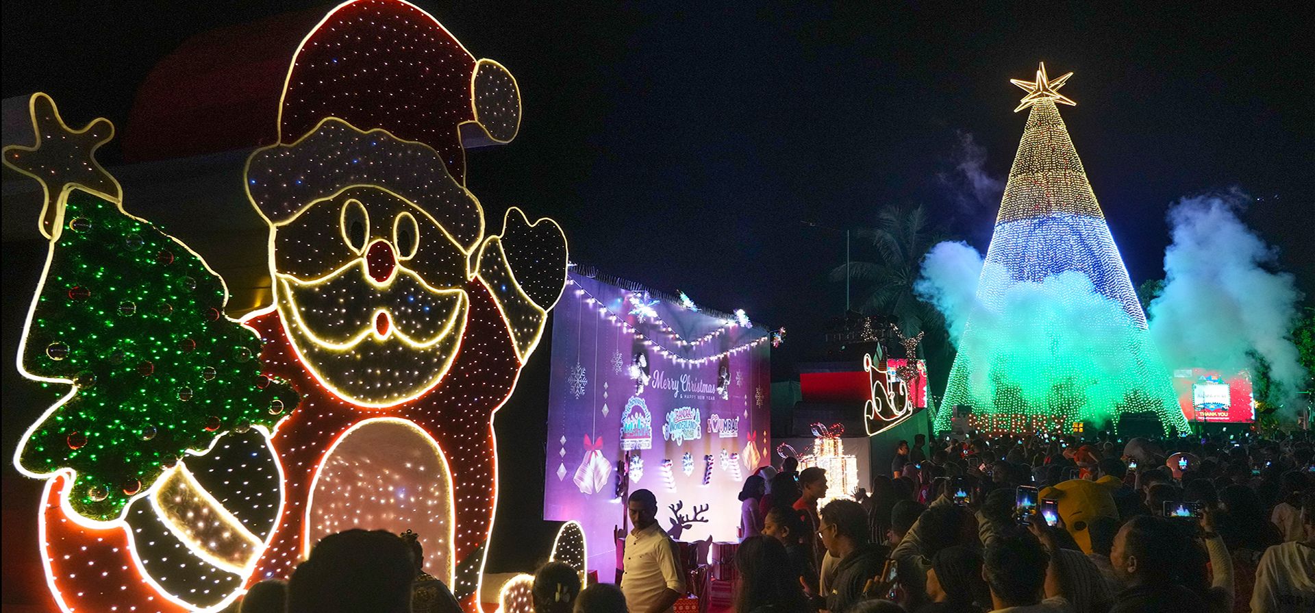 Personas asisten a un carnaval navideño en Mumbai, India, el miércoles 24 de diciembre de 2025. (Foto AP/Rafiq Maqbool)