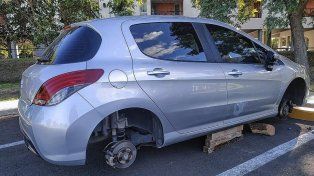 Ladrones dejaron un auto sin ruedas en el barrio Procrear
