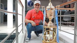 Mariano Werner, piloto de TC, junto a la Copa de Oro.