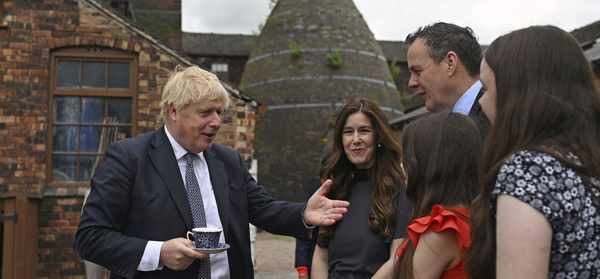 El primer ministro Boris Johnson, comparte una charla con los empresarios locales después de una reunión de gabinete en una fábrica de cerámica en Stoke-on-Trent, Inglaterra, el jueves 12 de mayo de 2022.