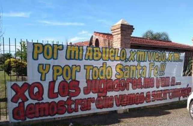 La bandera con dedicatoria especial en el predio que movió a todo Colón