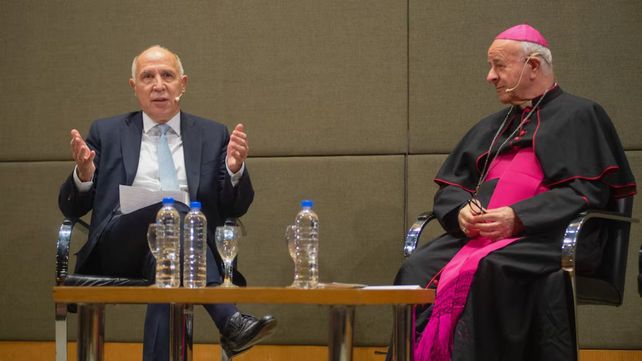 El juez de la Corte Suprema Ricardo Lorenzetti junto al monseñor Vincenzo Paglia