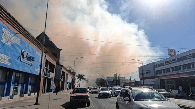 Intenso incendio de pastizales en la zona de la Plaza Mujeres Entrerrianas.