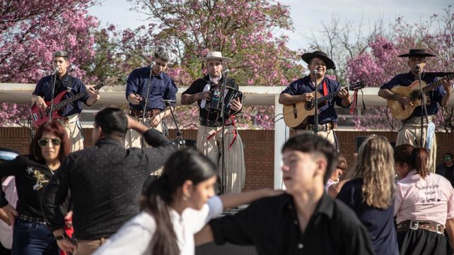Conjuntos folclóricos animaron con clásicos de la música del Litoral una tarde de gran despligue artístico.