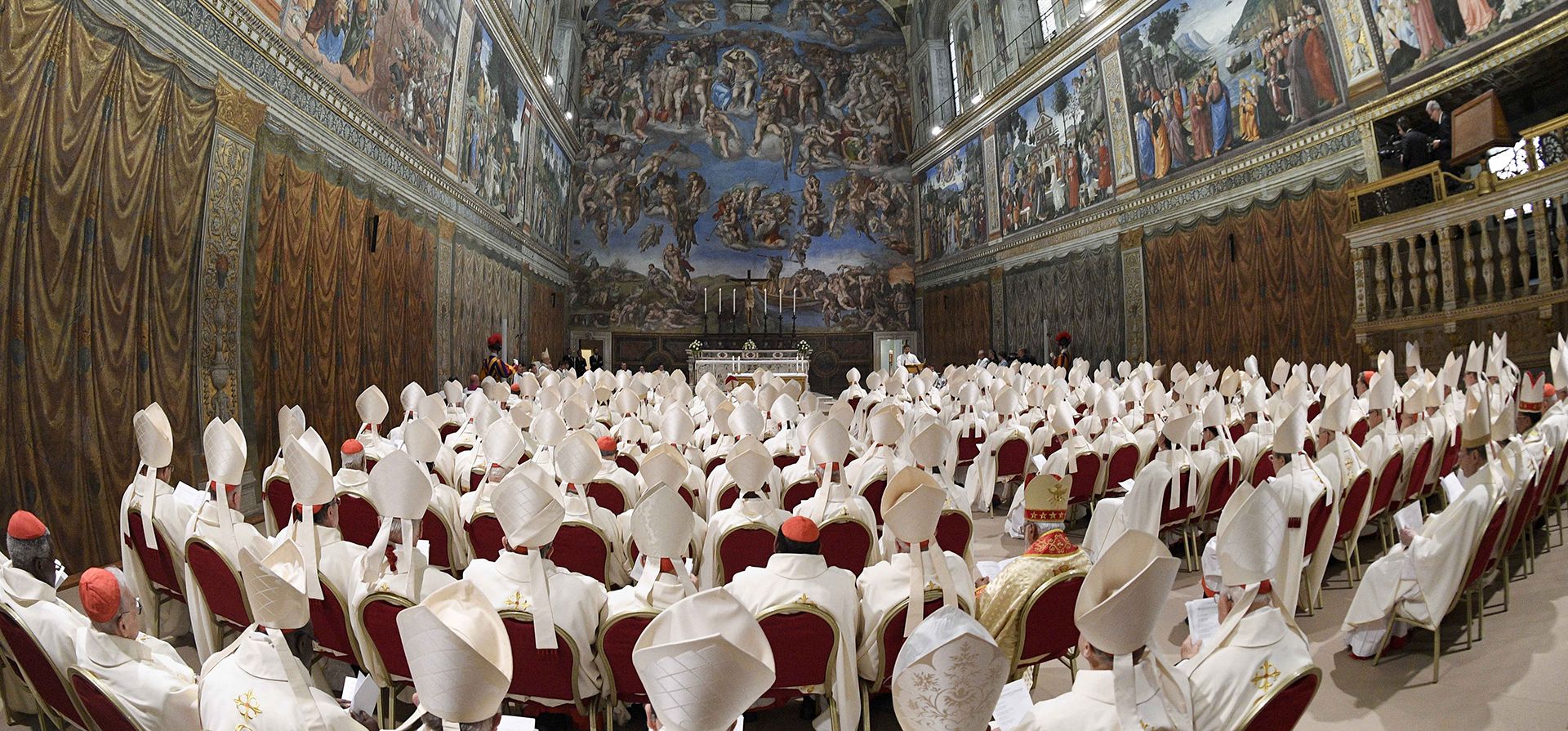 El recién elegido Papa León XIV, sentado atrás a la izquierda, concelebra la misa con el Colegio Cardenalicio en la Capilla Sixtina del Vaticano al día siguiente de su elección como el 267º pontífice de la Iglesia Católica Romana, el viernes 9 de mayo de 2025. (Vatican Media vía AP) El recién elegido Papa León XIV, sentado atrás a la izquierda, concelebra la misa con el Colegio Cardenalicio en la Capilla Sixtina del Vaticano al día siguiente de su elección como el 267º pontífice de la Iglesia Católica Romana, el viernes 9 de mayo de 2025. (Vatican Media vía AP)