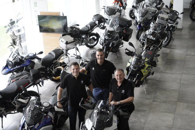 Emanuel Lastra y Federico Suárez junto al presidente del Grupo Resonancias