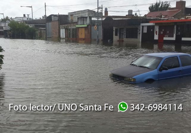 Calles inundadas en barrio Centenario. Foto lector.
