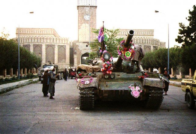 Septiembre de 1996. Los talibanes entran por primera vez en Kabul. Este grupo lo hace a bordo de un tanque soviético capturado. Gobernarían dictatorialmente hasta fines de 2001, cuando fueron derrocados por EEUU.