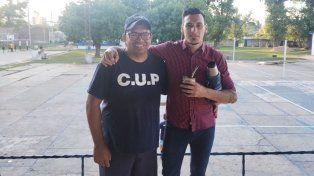Jano Díaz, uno de los fundadores de la Peña Edgardo Chacho Comar, y el presidente del Club Universitario, Leonardo Acosta.
