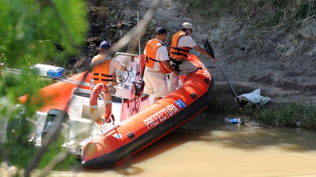 &iquest;Qui&eacute;n es? El momento en que Prefectura encontr&oacute; una pierna. Para los forenses no la mataron de un disparo.