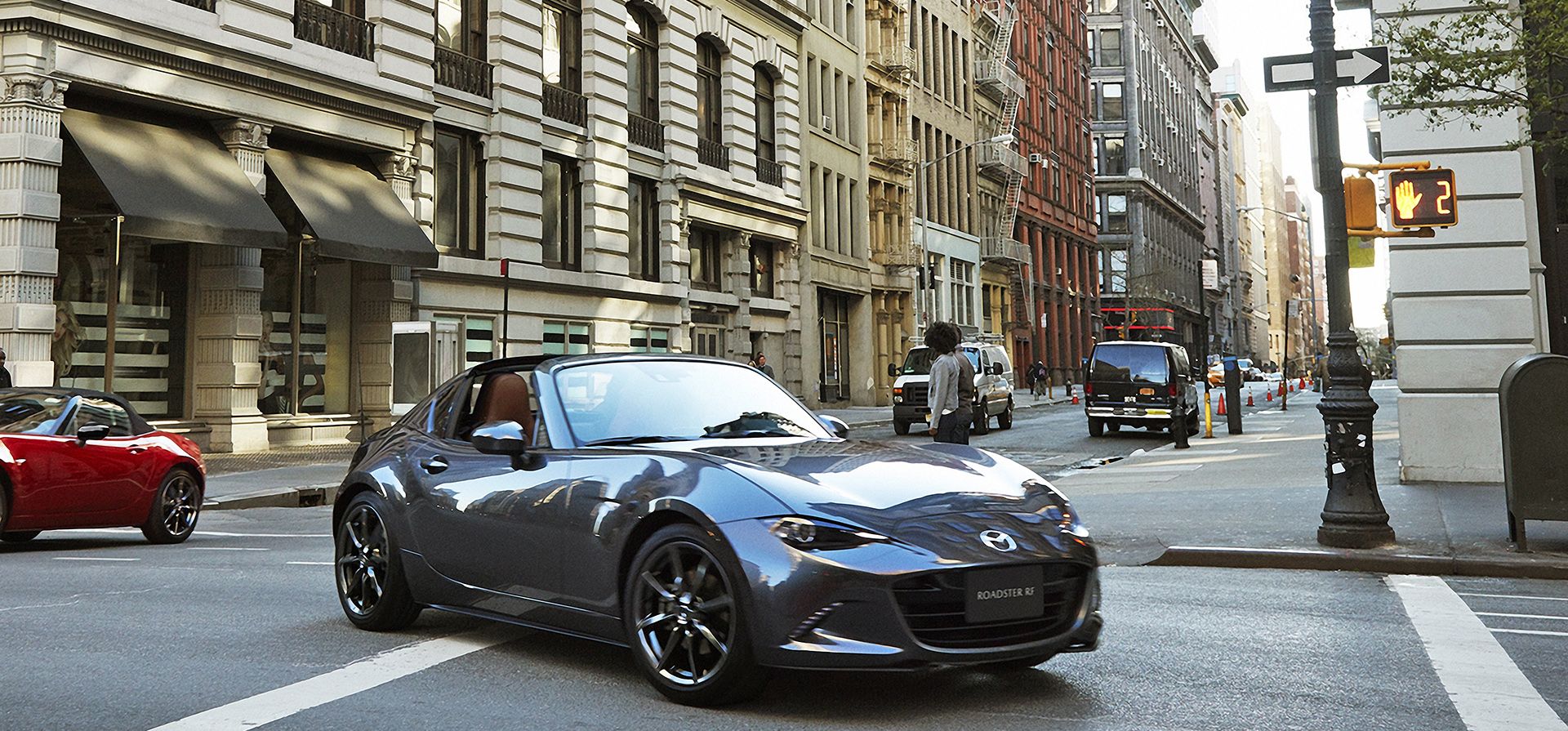 Esta foto proporcionada por Mazda muestra el Mazda Miata MX-5 RF 2022, un roadster pequeño con tracción trasera y techo rígido retráctil. El roadster biplaza se convirtió en el más vendido de todos los tiempos, superando sobradamente el millón de unidades vendidas desde su llegada en 1989. Imagen Cortesía de Mazda North American Operations