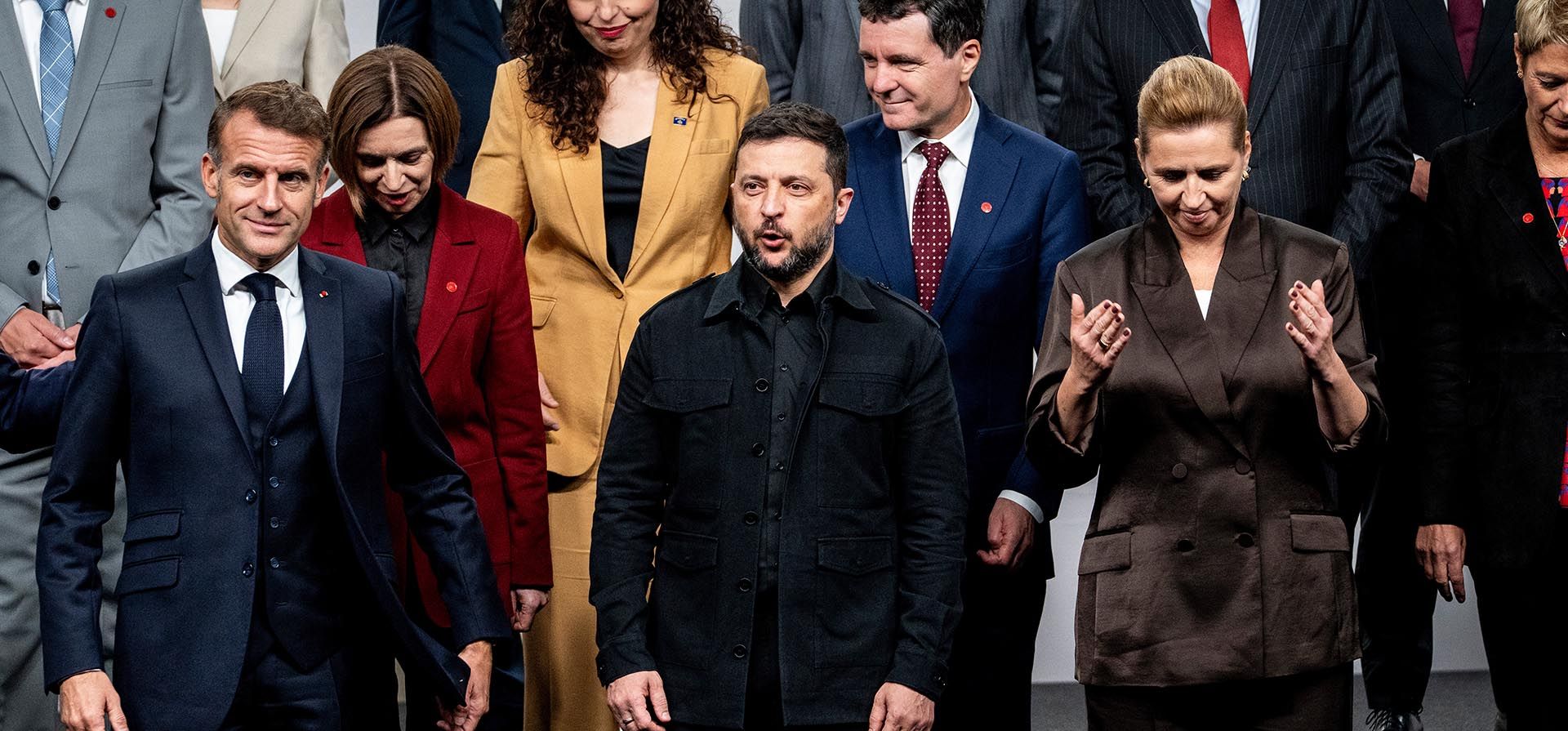El presidente de Francia, Emmanuel Macron; el presidente de Ucrania, Volodymyr Zelenskyy; y la primera ministra danesa, Mette Frederiksen, se marchan tras una foto familiar durante una reunión de la Comunidad Política Europea (CPE) en Copenhague, Dinamarca, el jueves 2 de octubre de 2025. (Ida Marie Odgaard/Ritzau Scanpix vía AP) El presidente de Francia, Emmanuel Macron; el presidente de Ucrania, Volodymyr Zelenskyy; y la primera ministra danesa, Mette Frederiksen, se marchan tras una foto familiar durante una reunión de la Comunidad Política Europea (CPE) en Copenhague, Dinamarca, el jueves 2 de octubre de 2025. (Ida Marie Odgaard/Ritzau Scanpix vía AP)