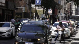 Mitre y Santa Fe, este martes a la mañana. El tránsito en Rosario no se toma vacaciones.