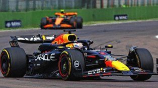Max Verstappen debió trabajar hasta el final para quedarse con el GP de Fórmula 1 en la Emilia Romagna.