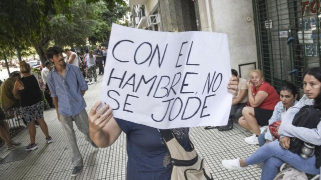 Se registran largas colas para solicitar ayuda alimentaria tras los dichos de la ministra de Capital humano