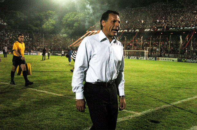 Miguek Russo en 2006 cuando era entrenador de Vélez y lo enfrentó en la Copa Libertadires.