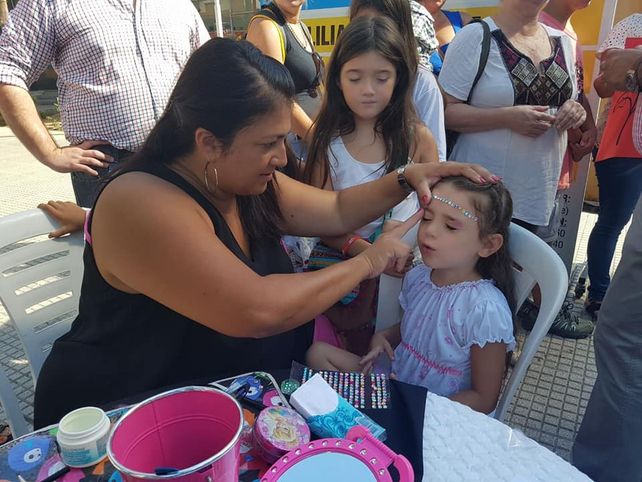 Una artista se sumó a pintar la piel de quienes se animaron a participar.&nbsp;