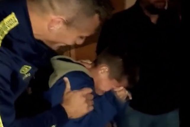 Marco Ruben intentó consolar al pequeño que se acercó a saludarlo y rompió en llanto. El video se viralizó en las redes sociales.&nbsp;