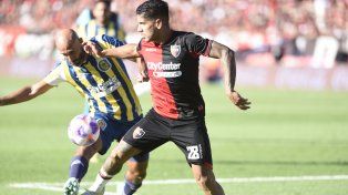 Ultimo capítulo en el Coloso. Jorge Recalde y Carlos Quintana luchan por la pelota en el último derbi en abril de este año.