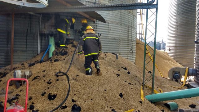 Bomberos Voluntarios Villaguay controlaron incendio en silos con 100 toneladas de soja