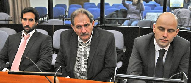 Levy (en el centro) junto a sus abogados. Lo culparon de haber cerrado la puerta de emergencia.