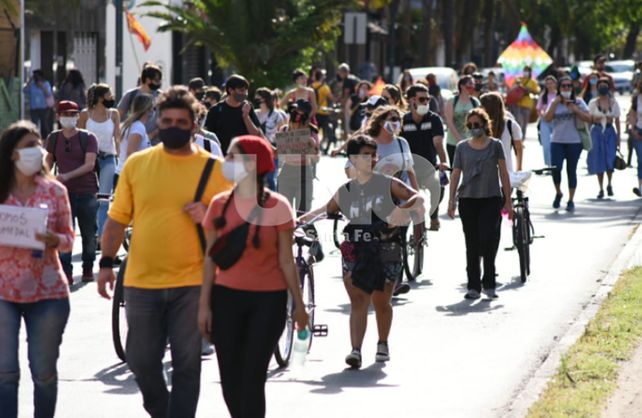 Jóvenes por la lucha ambientalista marcharon por las calles santafesinas. Foto gentileza: Red Ecosocialista- MST en el FIT-U