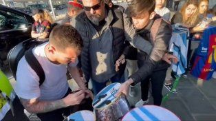 Messi solo firmó camisetas argentinas en su regreso desde Barcelona a París