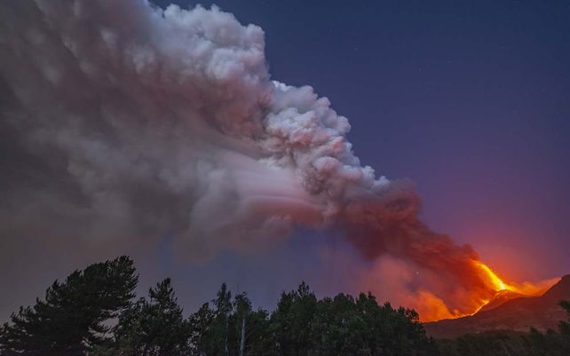 El humo sale del volcán Etna visto desde Linguaglossa