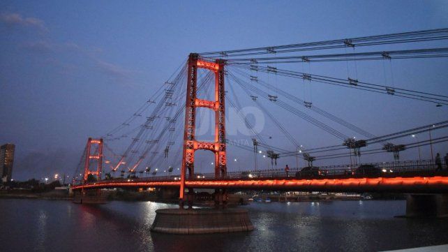 Otra vez vandalizaron la instalación lumínica del Puente Colgante