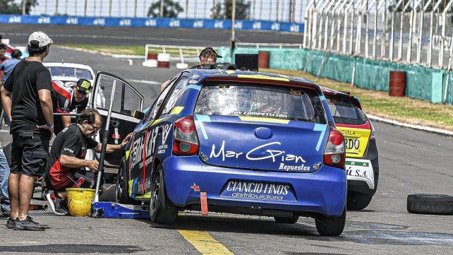 Comenzó a poblarse la calle de boxes del autódromo del Club de Volantes Entrerrianos.