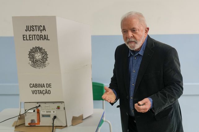 Lula votó y dijo que Brasil volverá a la normalidad tras Bolsonaro