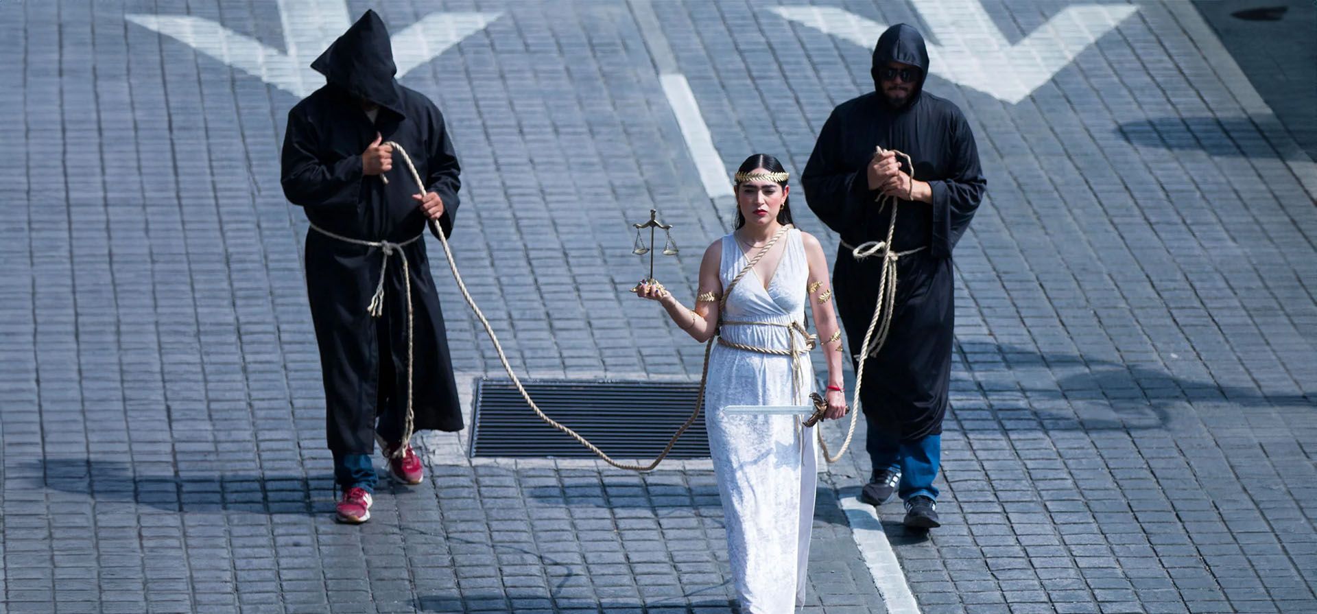 Un empleado del Poder Judicial vestido de Temis, la diosa griega de la justicia, participa en una protesta contra los cambios judiciales propuestos por el gobierno, Monterrey, México. Fotografía: AFP/Getty Images Un empleado del Poder Judicial vestido de Temis, la diosa griega de la justicia, participa en una protesta contra los cambios judiciales propuestos por el gobierno, Monterrey, México. Fotografía: AFP/Getty Images
