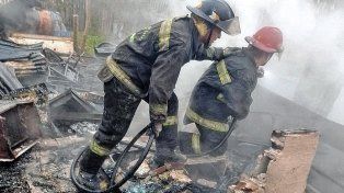 La vivienda de madera y parte de cemento quedó destruida tras el fuego de este miércoles.
