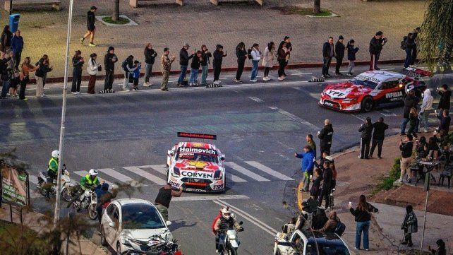 Los autos del TC y su paso por la avenida Costanera.