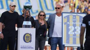 Mónica Croavara en el centro del campo para el homenaje a su marido Miguel Ángel Russo