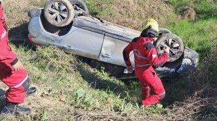 Ruta 14 vieja: un auto despistó y volcó en un zanjón