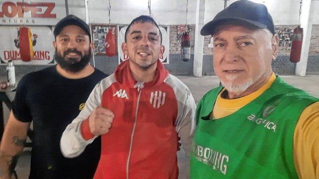 El santafesino Nahuel Retamoso junto a sus entrenadores Osvaldo Salami y Walter Zoccola.