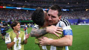 Pura emoción. Lionel Messi se abraza con el Toro Martínez tras la victoria agónica ante Egipto.