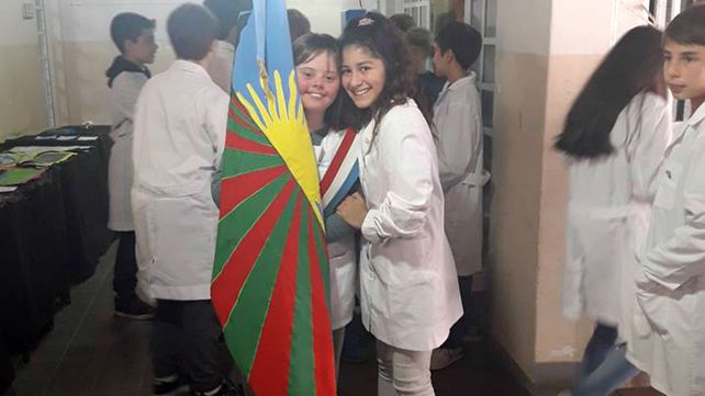 Luisa, la abanderada que emociona a todos con sus logros