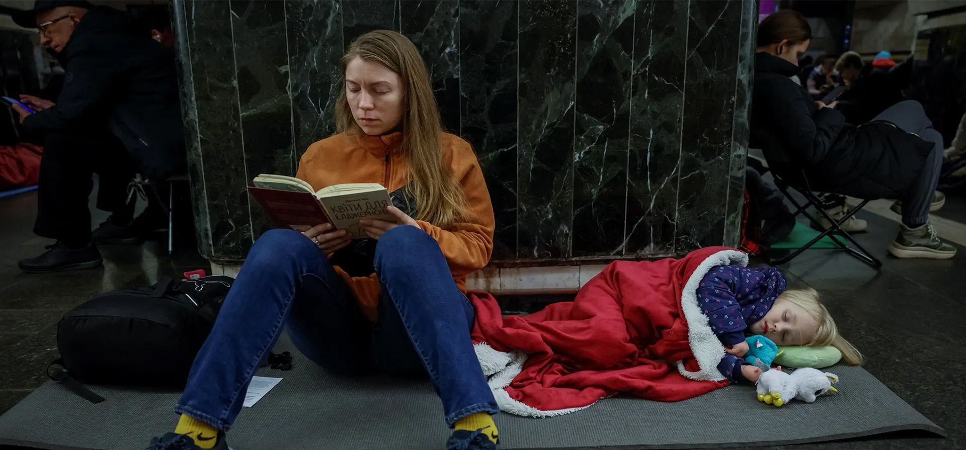 Yuliia, una madre ucraniana, se refugia dentro de una estación de metro con su hija Varvara durante un ataque con misiles rusos. Fotografía: Alina Smutko/Reuters Yuliia, una madre ucraniana, se refugia dentro de una estación de metro con su hija Varvara durante un ataque con misiles rusos. Fotografía: Alina Smutko/Reuters