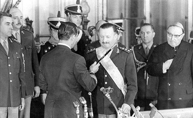El cardenal Antonio Caggiano ante la asunción como persidente de facto de Juan Carlos Onganía.&nbsp;