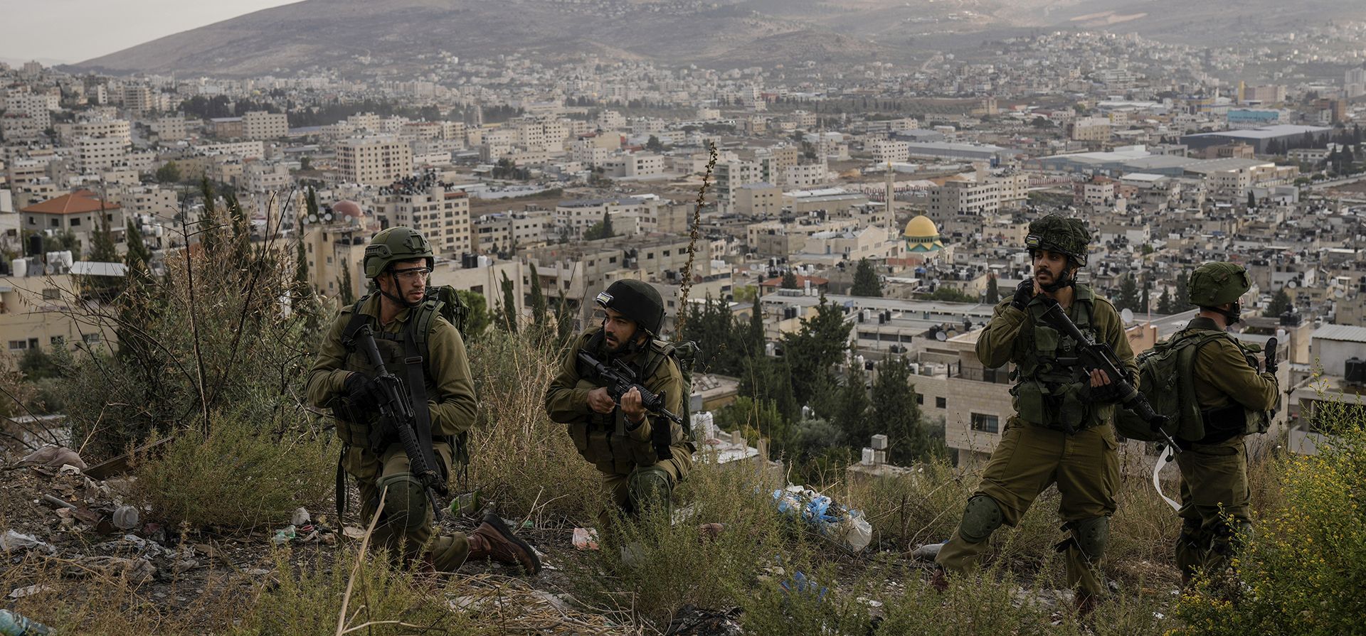 Soldados israelíes durante una operación militar, en el campo de refugiados de Balata, Cisjordania. La liberación de prisioneros palestinos en virtud del acuerdo de alto el fuego entre Israel y Hamas la semana pasada ha afectado a casi todos en la ocupada Cisjordania, donde 750.000 palestinos han sido arrestados desde 1967. (Foto AP/Majdi Mohammed, Archivo) Soldados israelíes durante una operación militar, en el campo de refugiados de Balata, Cisjordania. La liberación de prisioneros palestinos en virtud del acuerdo de alto el fuego entre Israel y Hamas la semana pasada ha afectado a casi todos en la ocupada Cisjordania, donde 750.000 palestinos han sido arrestados desde 1967. (Foto AP/Majdi Mohammed, Archivo)