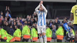 Lionel Messi saludó a la gente cuando se fue reemplazado.