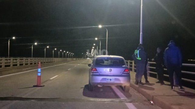 Hallaron un automóvil abandonado con un mensaje de auxilio en el puente de Colastiné Sur y activaron la búsqueda de su propietario