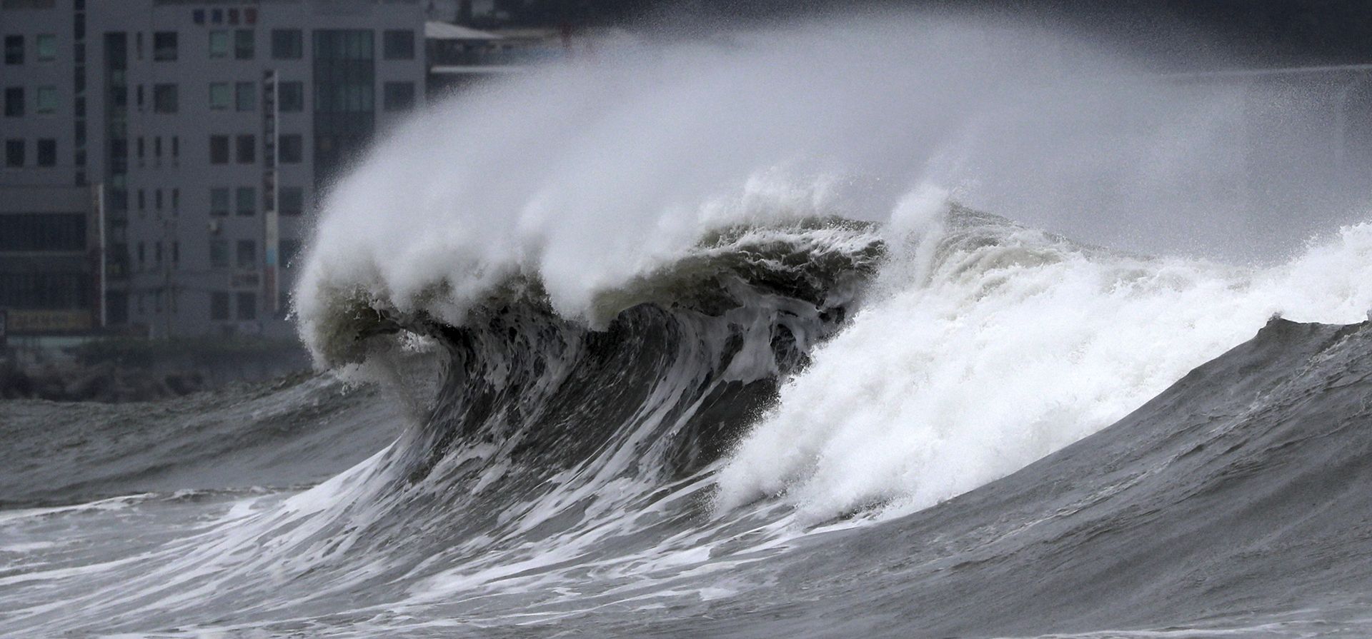 Las olas altas chocan contra una playa en Busan, Corea del Sur, cuando el tifón Hinnamnor se acerca a la península de Corea el lunes 5 de septiembre de 2022. Cientos de vuelos fueron cancelados y más de 200 personas evacuadas en Corea del Sur el lunes cuando el tifón Hinnamnor se acercó región con fuertes lluvias y vientos de hasta 170 kilómetros.
