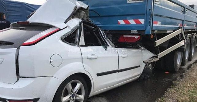 El Focus se incrustó en la parte trasera del camión. (Foto:&nbsp;@SERGIO_SRAMIREZ)
