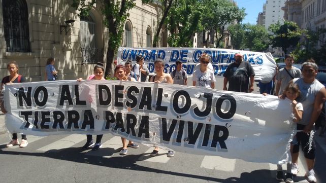 Representantes de las familias llegaron a la puerta de la Gobernación para reclamar los terrenos.