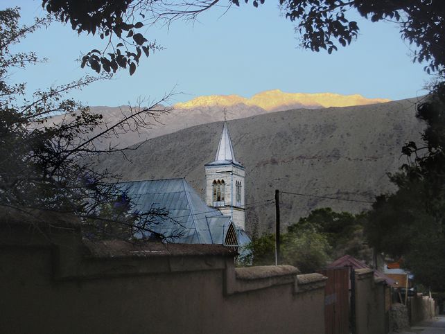 Un paseo por pueblitos entre montañas con imágenes que recompensan la travesía y hasta transportan a la serie “Lost”.